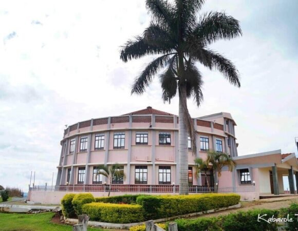 Cultural Safari in Western Uganda – Discover Tooro Kingdom, Rwenzori Traditions & Queen Elizabeth National Park